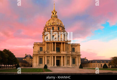 Die Kathedrale von Saint Louis bei Sonnenuntergang, Paris. Stockfoto