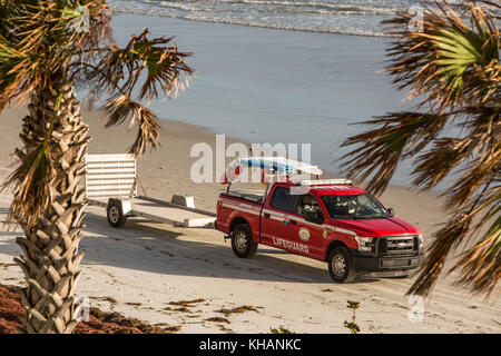 Red Rettungsschwimmer Lkw mit Anhänger in Daytona Beach, Florida. Stockfoto