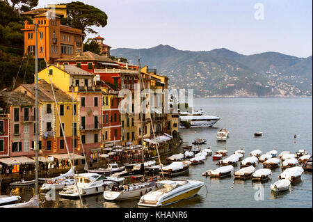 Europa. Italien. Ligurien. Golfo del Tigullio. Italienische Riviera. Die farbigen Häuser von Portofino Stockfoto