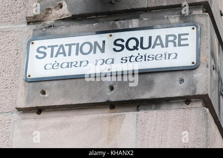 Schottisches Gälisch Straßenschilder in Inverness, Highland, Schottland, UK Stockfoto