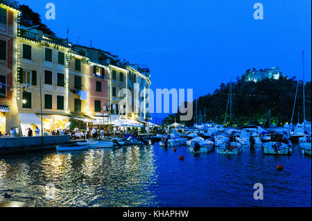 Europa. Italien. Ligurien. Golf von Tigullio. Italienische Riviera. Portofino. Der Hafen mit Castello Brown bei Nacht Stockfoto