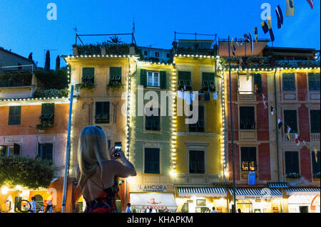 Europa. Italien. Ligurien. Golf von Tigullio. Italienische Riviera. Portofino. Die farbigen Häuser von Portofino Beleuchtung bei Nacht Stockfoto