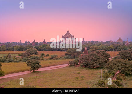 Alten Pagoden in der Landschaft von Bagan in Myanmar bei Sonnenaufgang in der Mitte der dhammayangyi Tempel, die größte aller Tempel in Bagan. Über 10,0 Stockfoto