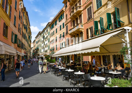 Europa. Italien. Ligurien. Golf von Tigullio, Italienische Riviera. Santa Margherita. Straße der Stadt und ihre farbigen Fassaden Stockfoto