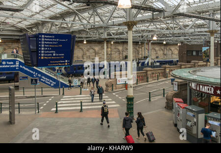 Neue Hinweisschilder und verbesserte Fußwege an der Waverley Station, Edinburgh, Schottland, Großbritannien Stockfoto