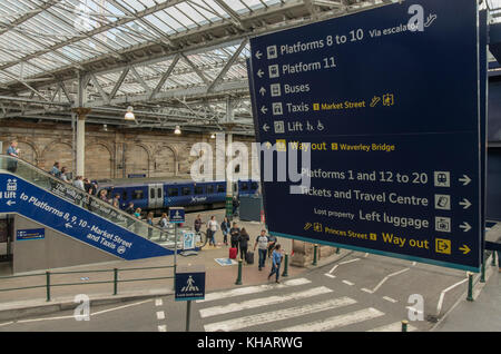 Neue Hinweisschilder und verbesserte Fußwege an der Waverley Station, Edinburgh, Schottland, Großbritannien Stockfoto