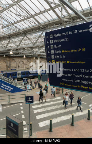 Neue Hinweisschilder und verbesserte Fußwege an der Waverley Station, Edinburgh, Schottland, Großbritannien Stockfoto