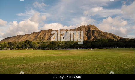 Blick vom Kapiolani Park in Richtung Krater des Diamond Head, Waikiki, Hawaii Stockfoto