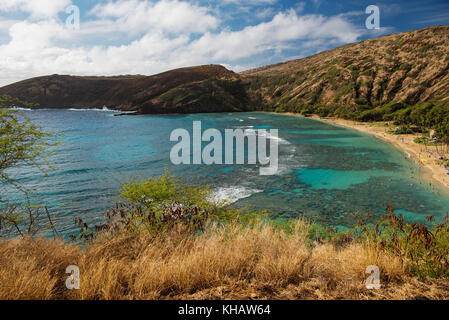 Blick über Hanauma Bay, eine Natur auf O'ahu Insel bewahren, Hawai'i. Stockfoto