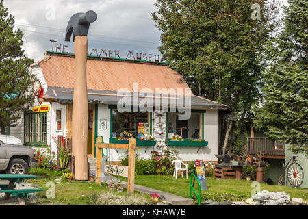 Haines, Alaska, USA - 29. Juli 2017: Street View der Hammer Museum in Haines, Alaska. Stockfoto