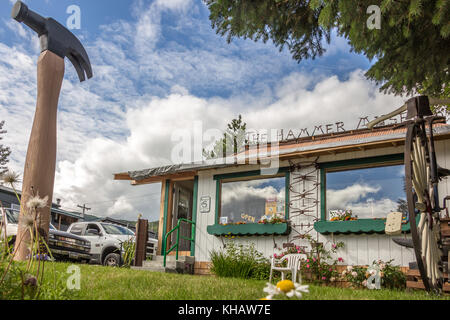 Haines, Alaska, USA - 29. Juli 2017: Street View der Hammer Museum in Haines, Alaska. Stockfoto