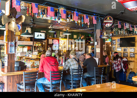 Haines, Alaska, USA - 29. Juli 2017: Menschen mit einem Bier, sitzen in einer traditionellen Bar in Haines, Alaska. Stockfoto