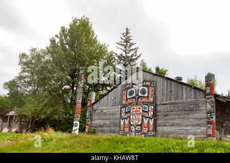 Haines, Alaska, USA - 29. Juli 2017: Gemälde auf einem tlingit Tribal House in Fort Seward, Haines. Stockfoto