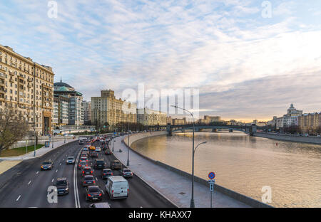 Moskau, Russland - November 2. 2017. Blick auf smolenskaya Embankment und borodino Brücke Stockfoto