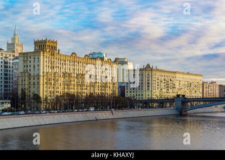 Moskau, Russland - November 2. 2017. Blick auf smolenskaya Embankment und borodino Brücke Stockfoto