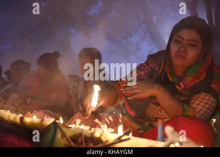 Narayanganj, Bangladesch. 14 Nov, 2017. Ein Hindu Mädchen reagiert auf Kamera, als Sie rakher upobash oder kartik das brati Festival in Shri Shri loknath brahmachari Ashram Tempel an barodi, narayanganj. Credit: md. mehedi Hasan/Pacific Press/alamy leben Nachrichten Stockfoto