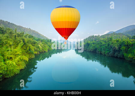 Heißluft-Ballone über den Fluss Stockfoto