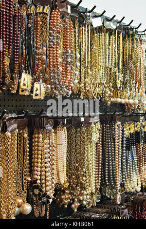 Bijou oder Fake ähnlich Gold Schmuck auf dem Markt Stockfoto