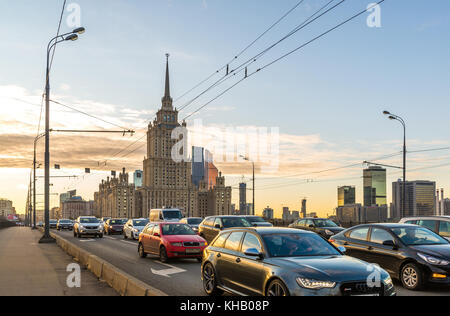 Moskau, Russland - November 2. 2017. Blick auf Radisson Royal Hotel und Auto auf novoarbatsky Brücke Stockfoto