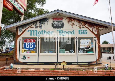 Seligman, Arizona - 24. Juli 2017: azteca Motel Schild an der historischen Route 66. Die Stadt Seligman behält alle der Geschmack der historischen Route 66. Stockfoto