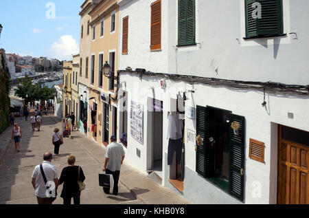 Pedesrian Street und Hafen Mahon Menorca Spanien Stockfoto