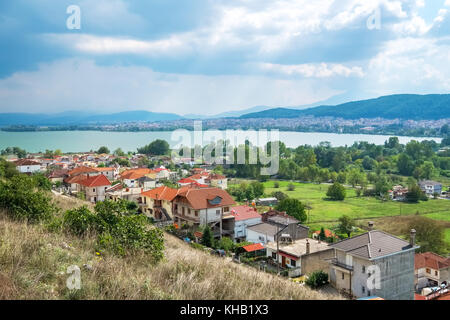 Anzeigen von Perama und den See Pamvotis (oder pamvotida) aus goriza Hill. ioannina auf einer Entfernung. Epirus, Griechenland Stockfoto