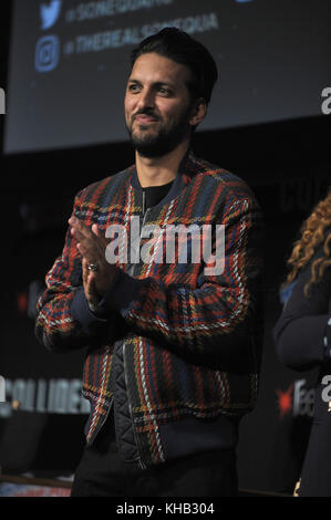 NEW YORK, NY - OKTOBER 07: Shazad Latif spricht während des Star Trek: Discovery Panels 2017 während der New York Comic Con - Tag 3 im Theater im Madison Square Garden am 7. Oktober 2017 in New York City. Personen: Shazad Latif Transmission Ref: MNC1 Stockfoto