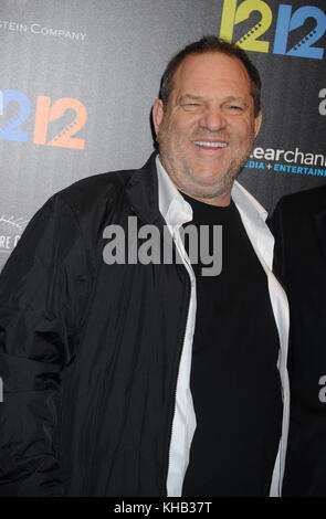 NEW YORK, NY – 08. NOVEMBER: Harvey Weinstein besucht die „12-12-12“ New York Premiere am 8. November 2013 im Ziegfeld Theater in New York City People: Harvey Weinstein Transmission Ref: MNC1 Stockfoto