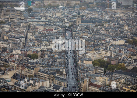 Paris, Frankreich, November 2017. Areal Blick auf die Skyline von Paris bei Sonnenuntergang mit Eiffelturm in der Ferne Stockfoto