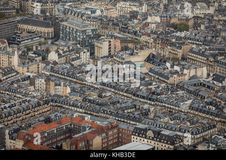 Paris, Frankreich, November 2017. Areal Blick auf die Skyline von Paris bei Sonnenuntergang mit Eiffelturm in der Ferne Stockfoto