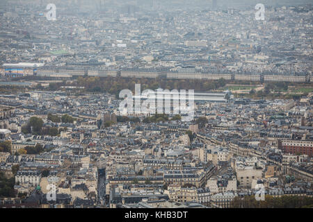 Paris, Frankreich, November 2017. Areal Blick auf die Skyline von Paris bei Sonnenuntergang mit Eiffelturm in der Ferne Stockfoto