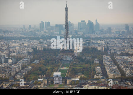 Paris, Frankreich, November 2017. Areal Blick auf die Skyline von Paris bei Sonnenuntergang mit Eiffelturm in der Ferne Stockfoto