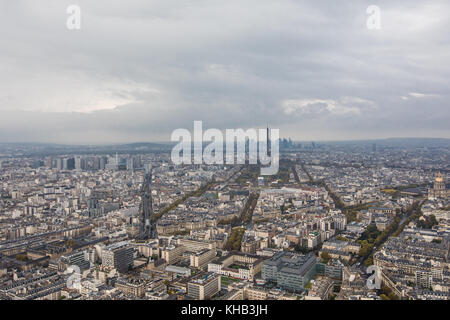 Paris, Frankreich, November 2017. Areal Blick auf die Skyline von Paris bei Sonnenuntergang mit Eiffelturm in der Ferne Stockfoto