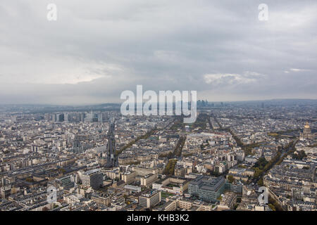 Paris, Frankreich, November 2017. Areal Blick auf die Skyline von Paris bei Sonnenuntergang mit Eiffelturm in der Ferne Stockfoto