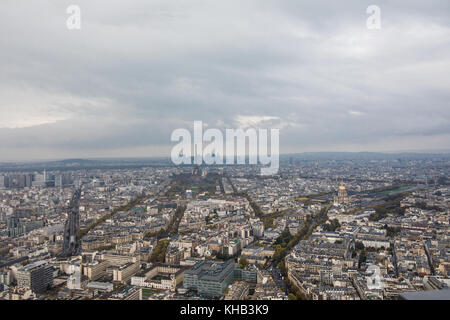 Paris, Frankreich, November 2017. Areal Blick auf die Skyline von Paris bei Sonnenuntergang mit Eiffelturm in der Ferne Stockfoto