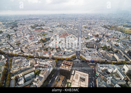 Paris, Frankreich, November 2017. Areal Blick auf die Skyline von Paris bei Sonnenuntergang mit Eiffelturm in der Ferne Stockfoto