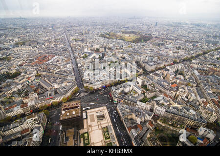 Paris, Frankreich, November 2017. Areal Blick auf die Skyline von Paris bei Sonnenuntergang mit Eiffelturm in der Ferne Stockfoto