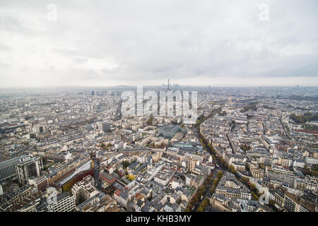 Paris, Frankreich, November 2017. Areal Blick auf die Skyline von Paris bei Sonnenuntergang mit Eiffelturm in der Ferne Stockfoto