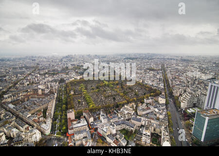 Paris, Frankreich, November 2017. Areal Blick auf die Skyline von Paris bei Sonnenuntergang mit Eiffelturm in der Ferne Stockfoto