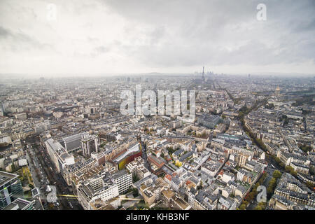 Paris, Frankreich, November 2017. Areal Blick auf die Skyline von Paris bei Sonnenuntergang mit Eiffelturm in der Ferne Stockfoto