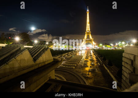 Paris, Frankreich, November 2017. Der schönen Pariser Eiffelturm bei Nacht Stockfoto