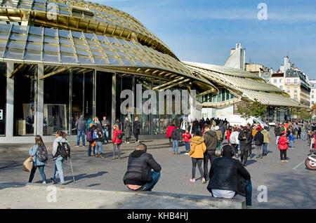 Paris, Frankreich. Forum des Halles (150 Geschäfte und 17 Restaurants) umgebaut, mit neuen Vordach (Patrick Berger und Jacques Anziutti) April 2016 Stockfoto