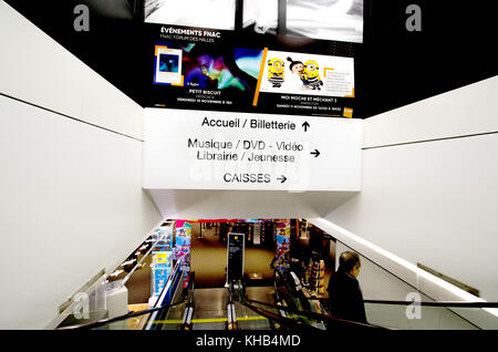 Paris, Frankreich. Forum des Halles (150 Geschäfte und 17 Restaurants) Rolltreppe in FNAC Kaufhaus Stockfoto