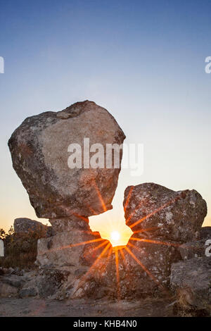 Sonne zwischen Megalith-monument von cancho Que Se Menea. Auf Englisch schalten Rock. Montanchez, Spanien Stockfoto