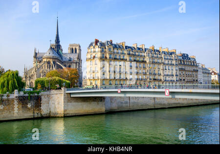 Paris, Frankreich. Notre Dame, Pont Saint-Louis, Häuser auf dem Quai aux Fleurs und die Ile de la Cite von der Insel Saint-Louis gesehen Stockfoto