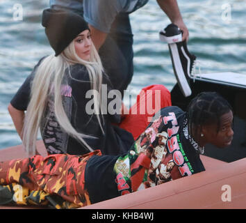 MIAMI, FL - MAI 07: Kylie Jenner geht zurück auf ihre Blondine (wie sie mit X-Boyfriend Tyga war) Hier sind die ersten Bilder einer sehr 'BLONDEN' Kylie Jenner und ihres neuen Freundes Jacques Webster, Jr., besser bekannt als Hip-Hop-Sängerin Travis Scott. Die Liebvögel kamen mit der Yacht an und aßen in einem privaten Hinterzimmer des exklusiven Restaurants River Yacht Club, wo Kylie und Travis sehr glücklich aussahen und küssen und sehr romantisch waren, während Leibwächter unerwünschte Menschen fernhielten. Das neue Paar hatte eine tolle Zeit im exklusiven Restaurant am Wasser, wo sie von Miami-based begleitet wurden Stockfoto