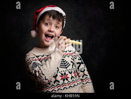 Kind singen Weihnachtslied an Weihnachten Stockfoto