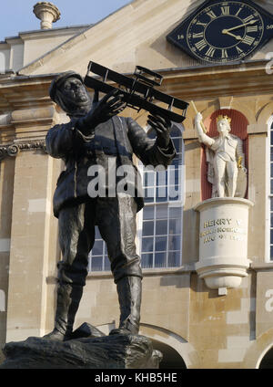 Staue von Charles Stewart Rolls, Gründer von Rolls Royce und König Heinrich der Fünfte, bei Shire Hall, in Agincourt Square, Monmouth, Wales. Stockfoto