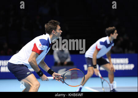 Pierre-Hugues Herbert (FRA) und Nicolas Mahut (FRA) in der Doppelkonkurrenz in der NITTO ATP-Finale in der O2 Arena, London, UK konkurrieren. Der Verband der Tennisprofis Endrunden (ATP) sind das Saisonfinale und verfügen über die Top 16 Doppelzimmer Paare sowie eine Konkurrenz singles. Die Veranstaltung ist die zweithöchste Stufe des Herrentennis Turnier nach den vier Grand Slam Turniere. Peter Fleming und John McEnroe halten den Rekord für die meisten verdoppelt Titel, mit sieben Siegen. Die Veranstaltung zieht mehr als eine viertel Million Zuschauer, sowie beim Erstellen einer globalen Fernseher anzeigen. Stockfoto