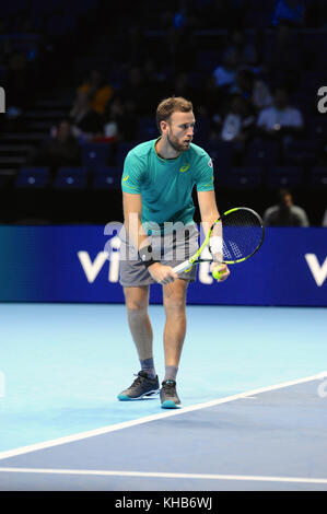 Ryan Harrison (USA), das während der doppelkonkurrenz in der NITTO ATP-Finale in der O2 Arena, London, UK. Der Verband der Tennisprofis Endrunden (ATP) sind das Saisonfinale und verfügen über die Top 16 Doppelzimmer Paare sowie eine Konkurrenz singles. Die Veranstaltung ist die zweithöchste Stufe des Herrentennis Turnier nach den vier Grand Slam Turniere. Peter Fleming und John McEnroe halten den Rekord für die meisten verdoppelt Titel, mit sieben Siegen. Die Veranstaltung zieht mehr als eine viertel Million Zuschauer, sowie die Generierung eines weltweiten TV-zuschauerzahlen von über 100 Millio Stockfoto